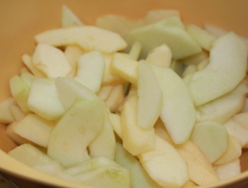 apple pie slices bowl
